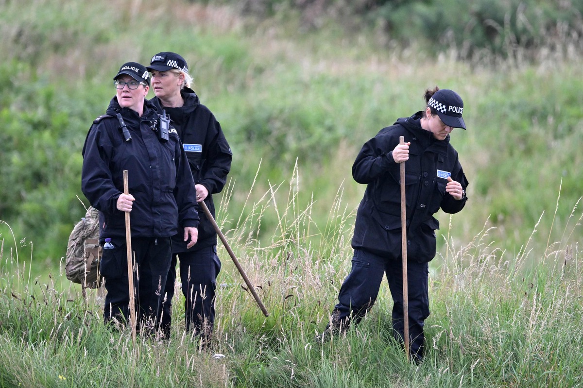 trump plays golf scotland: hundreds trump plays golf scotland: hundreds new